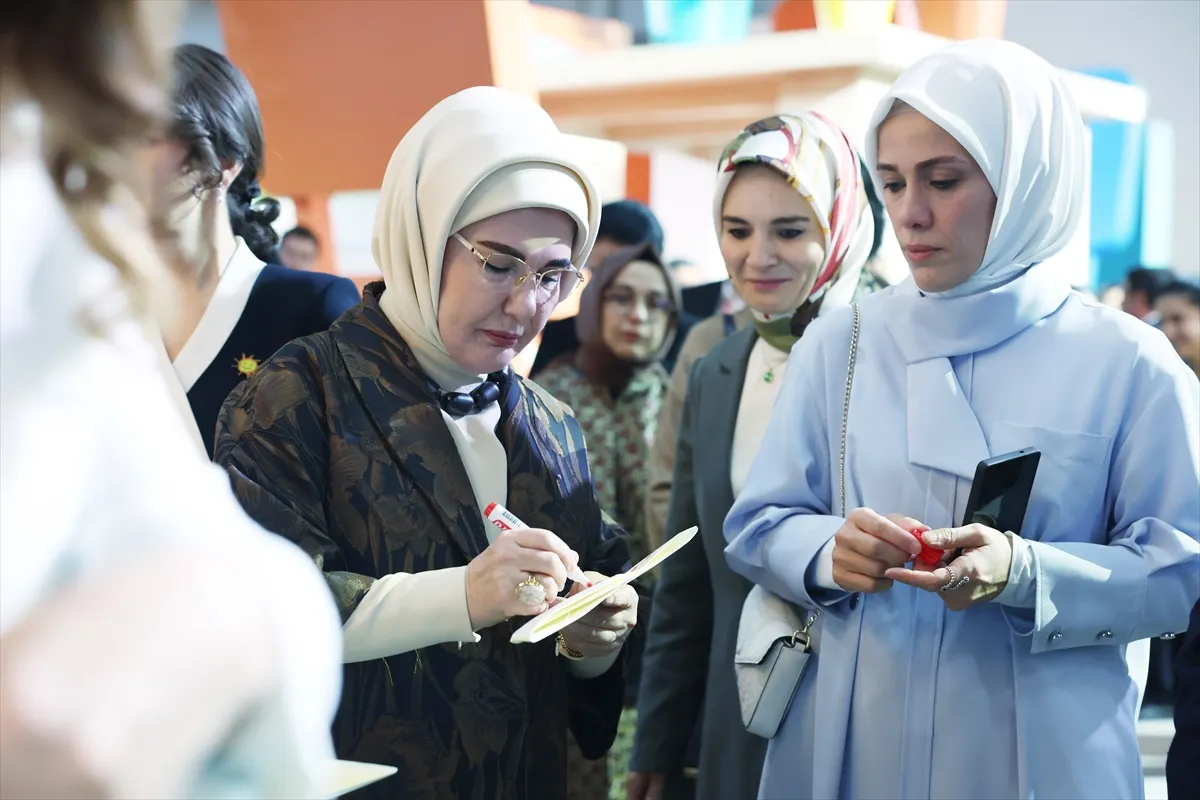 Emine Erdoğan, Özbekistan’da düzenlenen zirve kapsamında açılan sergiyi ziyaret etti 2. kare