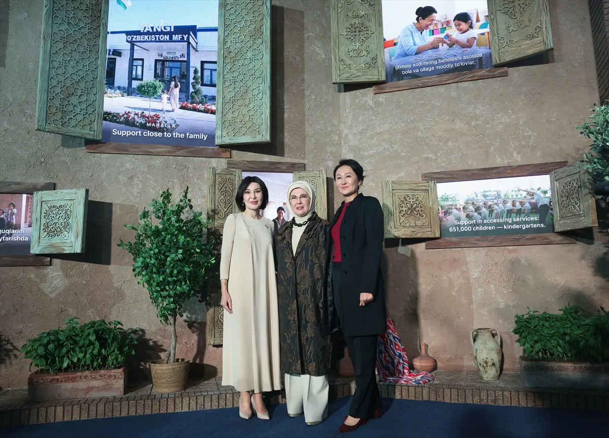 Emine Erdoğan, Özbekistan’da düzenlenen zirve kapsamında açılan sergiyi ziyaret etti 4. kare