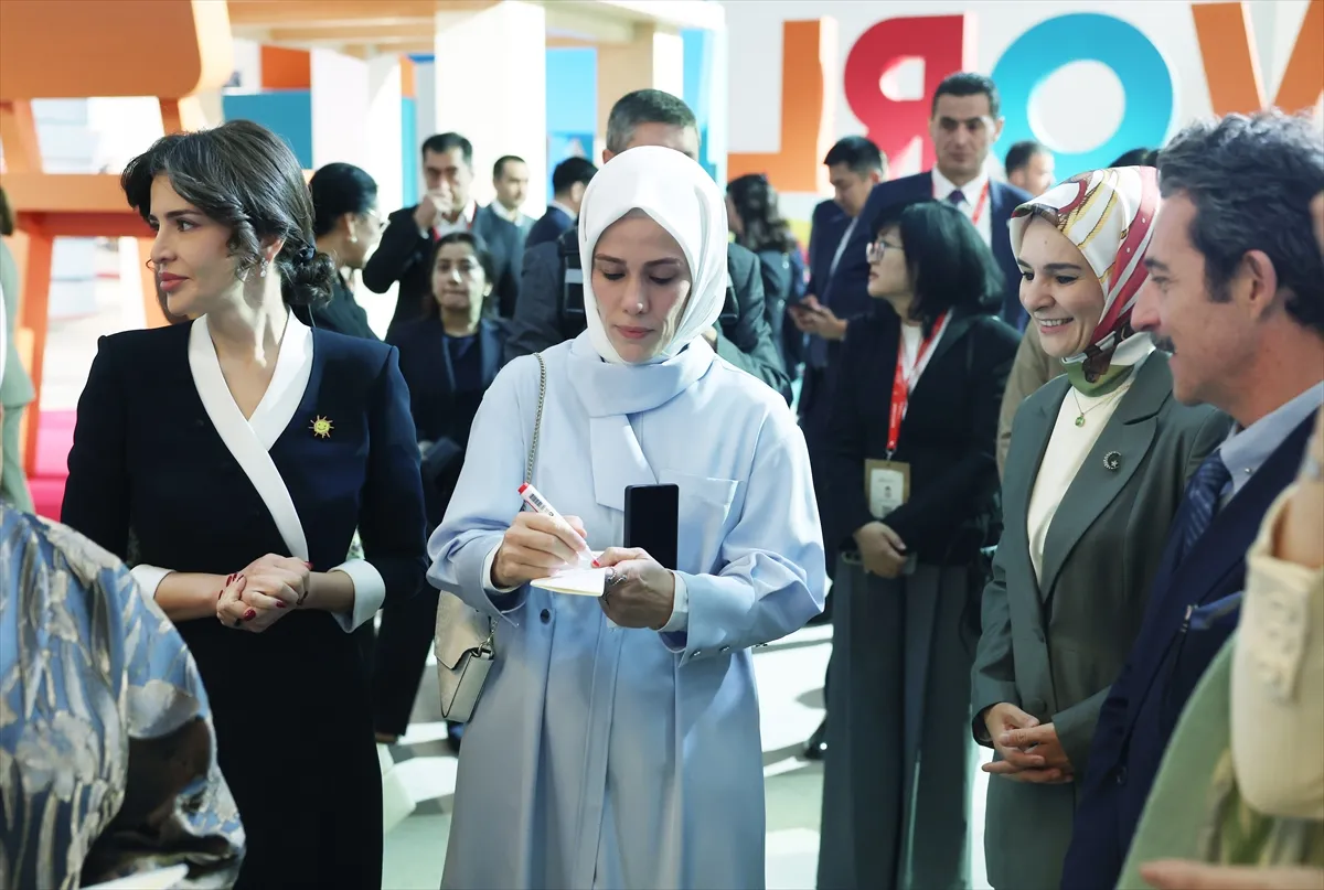Emine Erdoğan, Özbekistan’da düzenlenen zirve kapsamında açılan sergiyi ziyaret etti 5. kare
