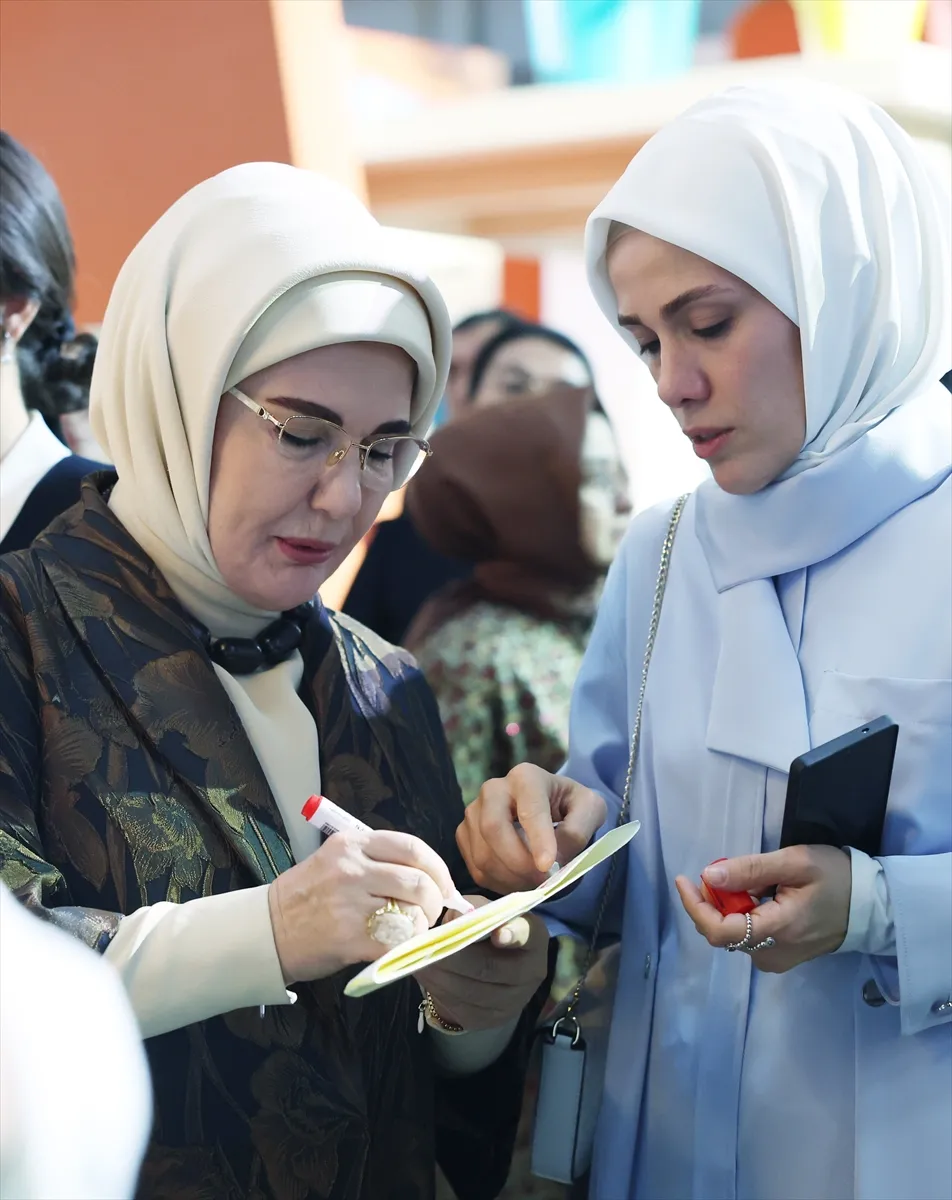 Emine Erdoğan, Özbekistan’da düzenlenen zirve kapsamında açılan sergiyi ziyaret etti 6. kare