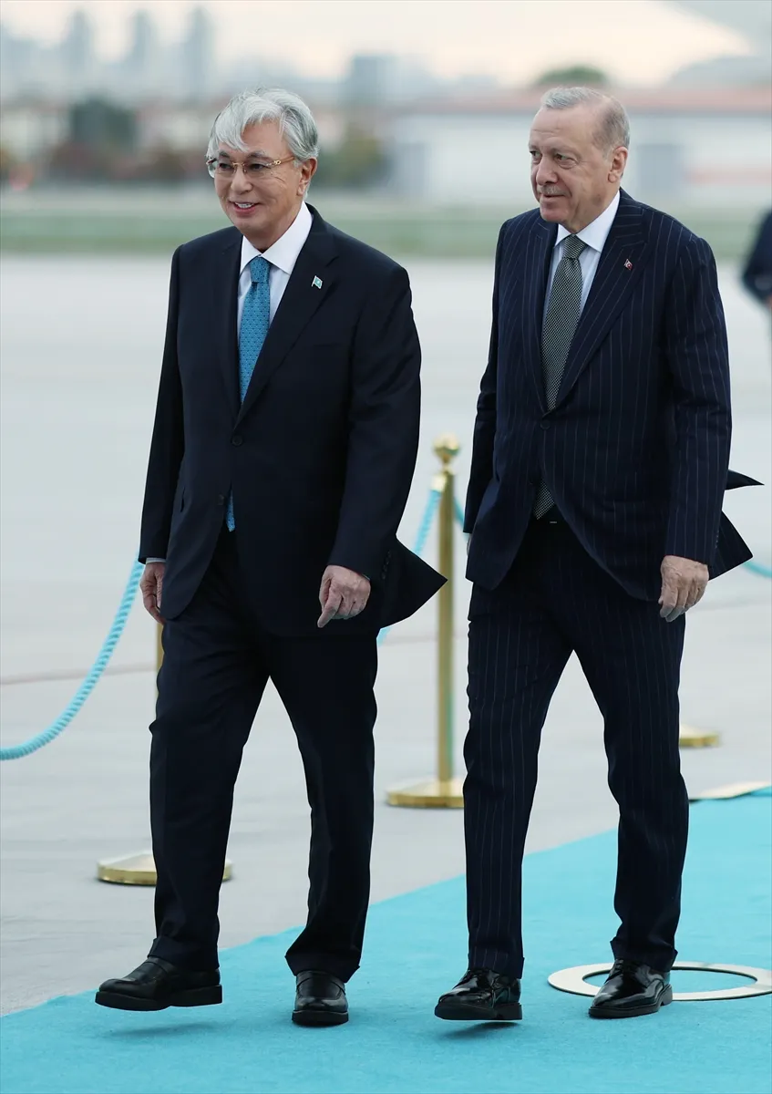 Erdoğan, Tokayev’i Ankara Havalimanı’nda karşıladı