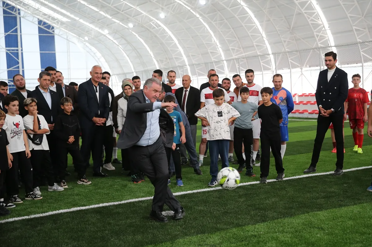 Ersoy ve Bak, Antalya’nın İbradı ilçesinde gençlerle buluştu Ersoy ve Bak, Antalya’nın İbradı ilçesinde gençlerle buluştu
