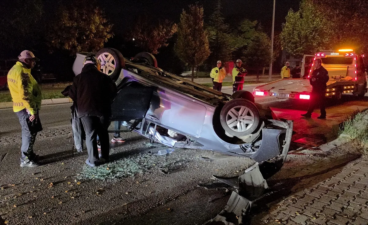 Erzincan’da devrilen otomobilin sürücüsü yaralandı Erzincan’da devrilen otomobilin sürücüsü yaralandı
