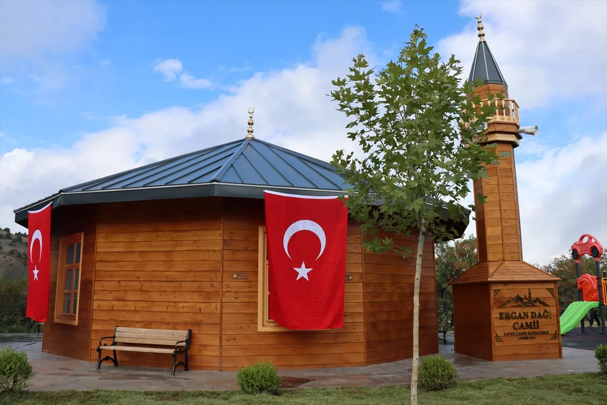 Erzincan’da kayak merkezinde yaptırılan cami ibadete açıldı Erzincan’da kayak merkezinde yaptırılan cami ibadete açıldı