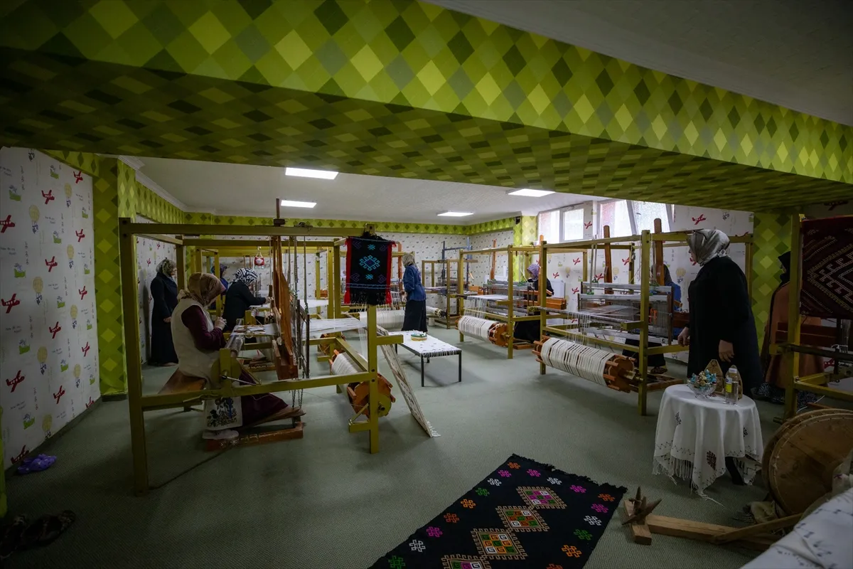 Erzurum’da 250 yıllık Karnavas bezi kadın emeğiyle yaşatılıyor Erzurum’da 250 yıllık Karnavas bezi kadın emeğiyle yaşatılıyor