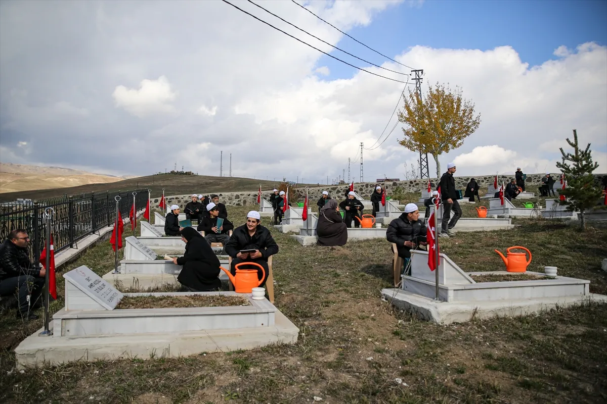 Erzurum’da 33 yıl önce katledilen Yavi şehitleri anıldı Erzurum’da 33 yıl önce katledilen Yavi şehitleri anıldı