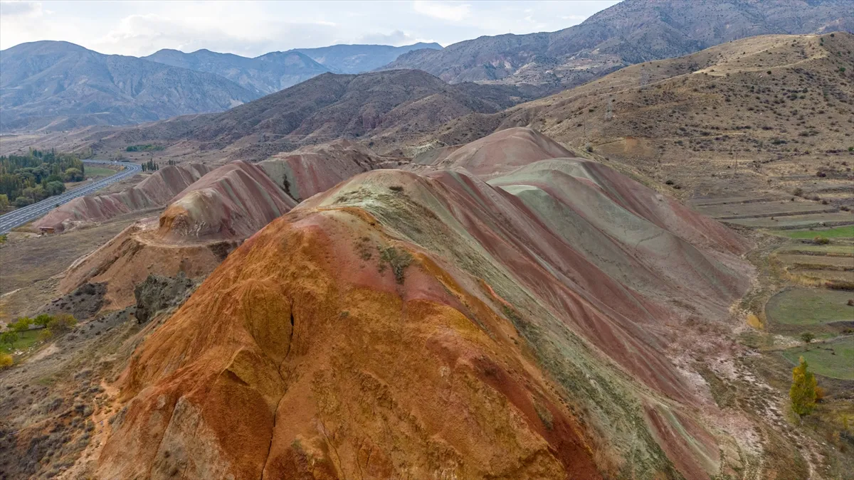 Erzurum’daki 45 milyon yıllık Gökkuşağı Tepeleri dronla görüntülendi Erzurum’daki 45 milyon yıllık Gökkuşağı Tepeleri dronla görüntülendi