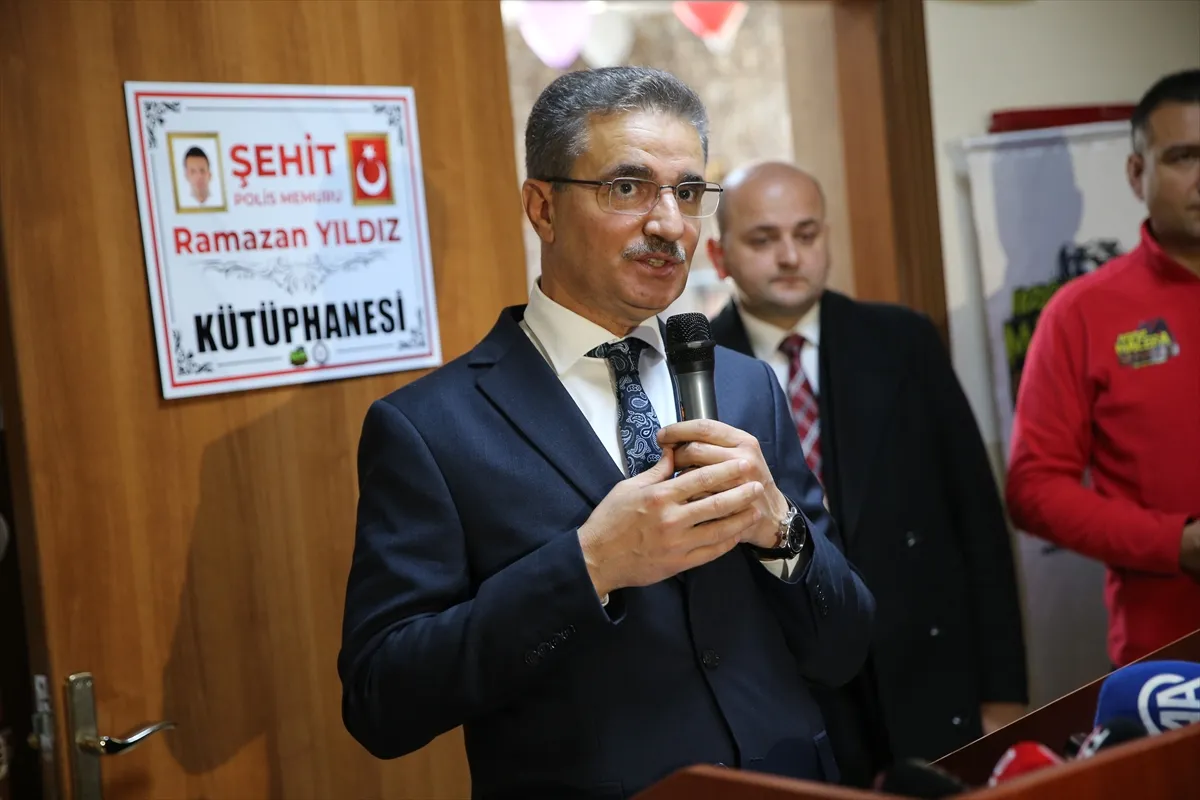 Erzurum’da kırsaldaki öğrenciler hem kışlık kıyafetlere hem de yeni kütüphaneye kavuştu Erzurum’da kırsaldaki öğrenciler hem kışlık kıyafetlere hem de yeni kütüphaneye kavuştu
