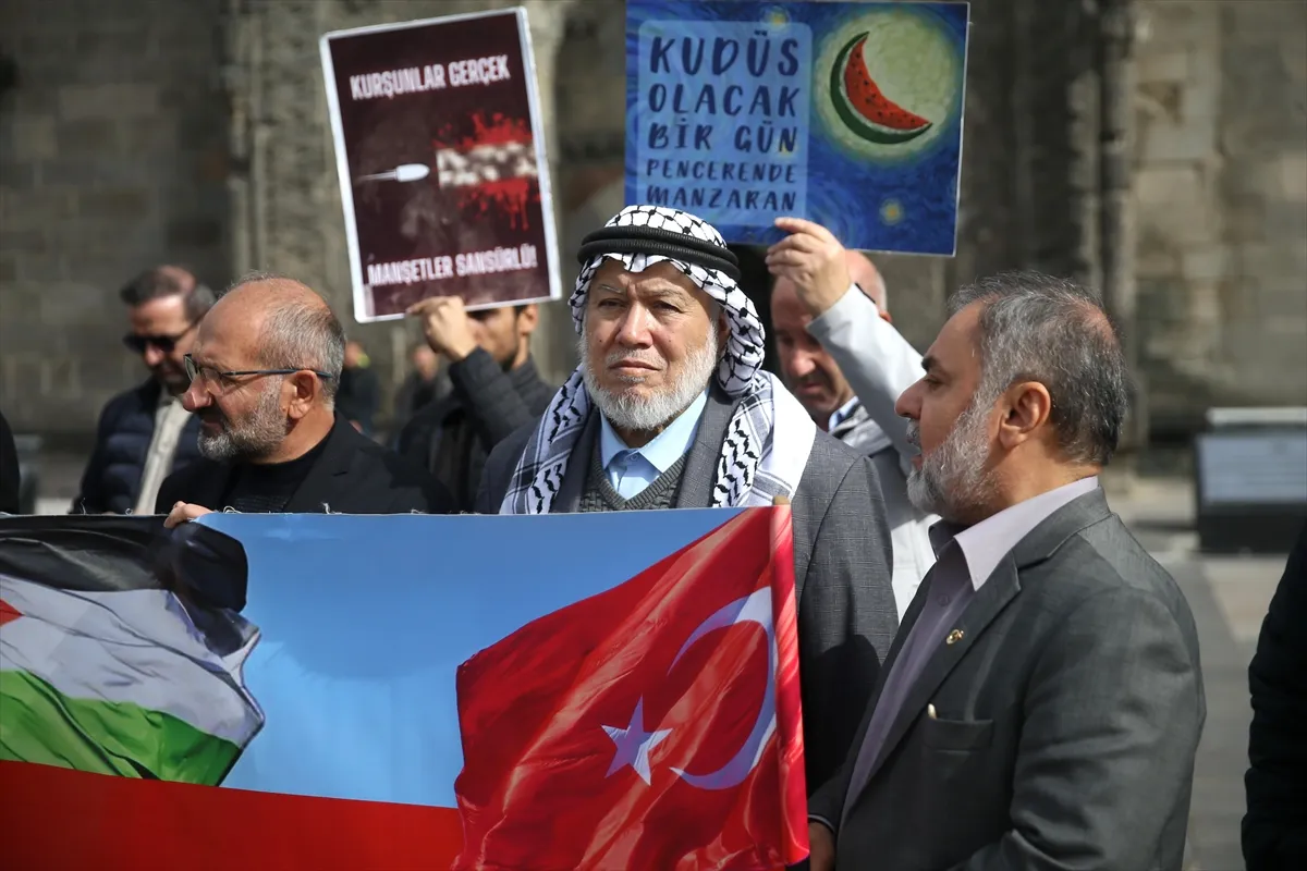 Erzurum’da sağlık çalışanlarından Gazze için 154. sessiz yürüyüş 4. kare