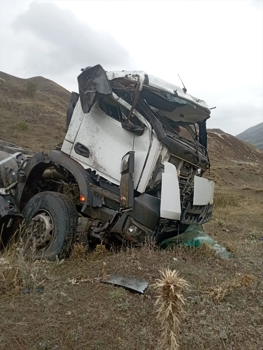 Erzurum’da şarampole devrilen hafriyat kamyonunun sürücüsü öldü