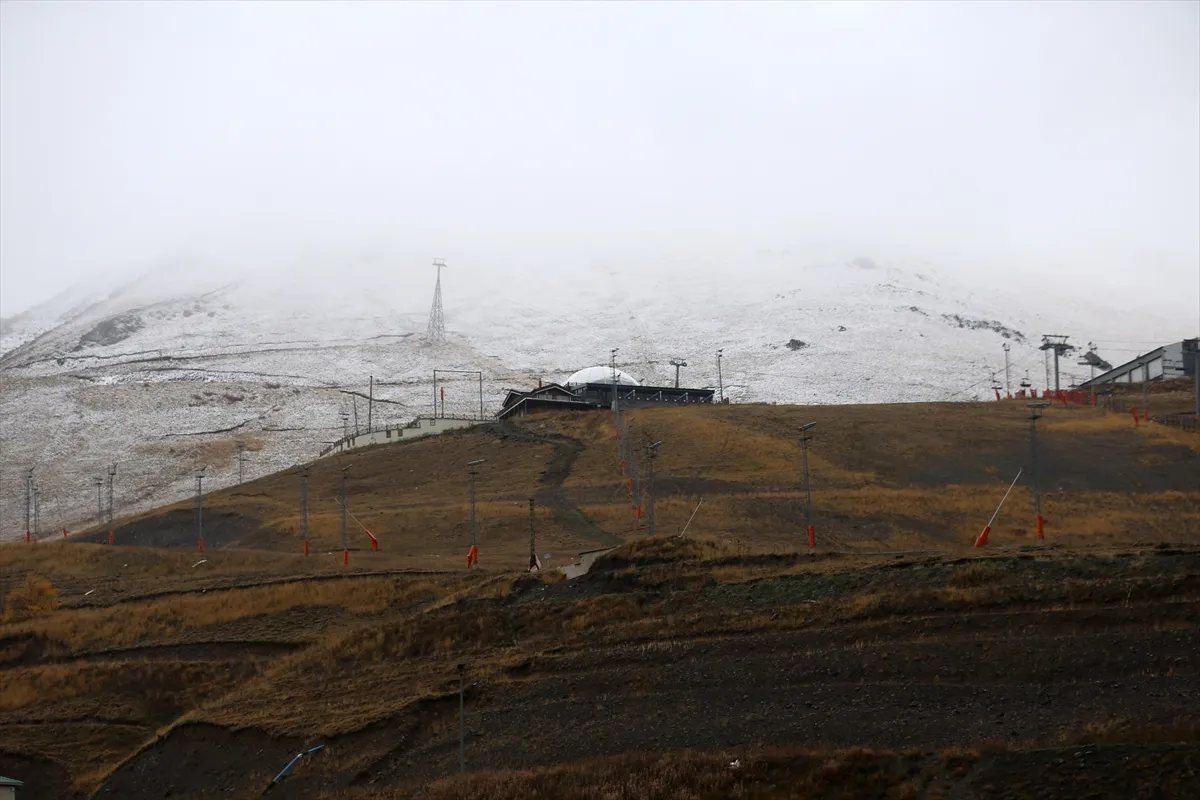 Erzurum’daki Palandöken Dağı’nda kar ve sis etkili oldu