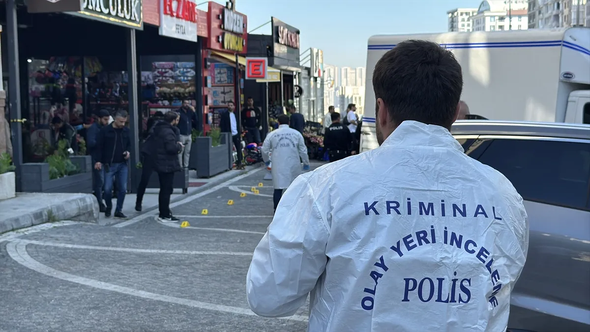 Esenyurt’ta kuyumcuya silahlı saldırı düzenleyen şüpheli gasp ettiği otomobille kaçtı