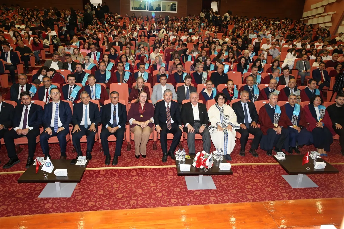 Eski TBMM Başkanı Şentop, ESOGÜ Akademik Yıl Açılış Töreni’nde konuştu Eski TBMM Başkanı Şentop, ESOGÜ Akademik Yıl Açılış Töreni’nde konuştu