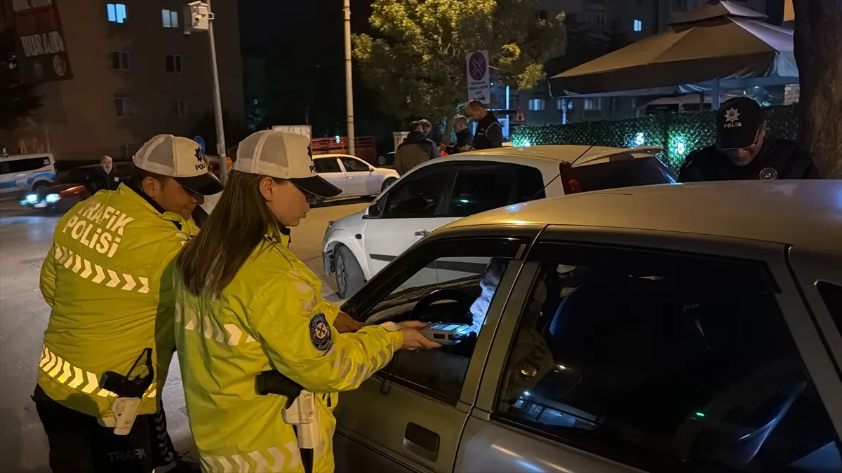 Eskişehir’de asayiş ve trafik denetimi yapıldı Eskişehir’de asayiş ve trafik denetimi yapıldı