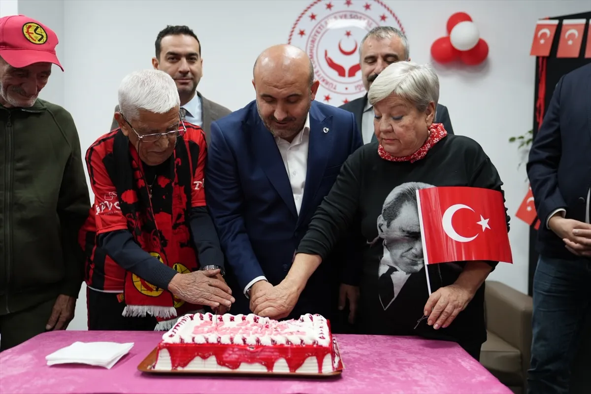 Eskişehir’de büyükler ve çocuklara 150 Eskişehirspor kombinesi hediye edildi
