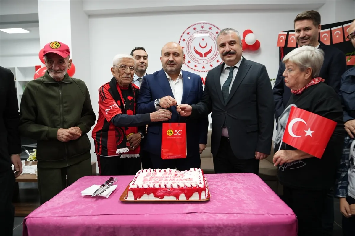 Eskişehir’de 150 kişiye Eskişehirspor kombinesi hediye edildi