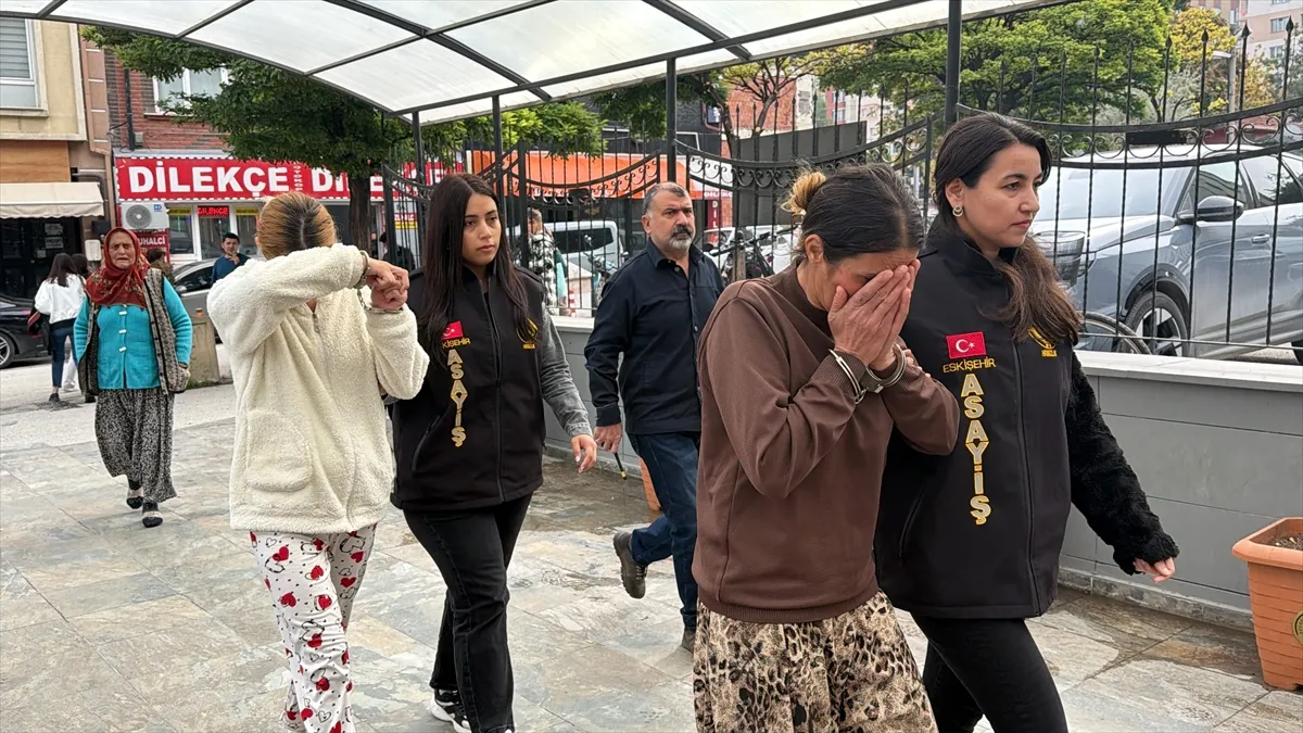 Eskişehir’de evlerden hırsızlık yaptıkları iddiasıyla yakalanan 2 zanlı tutuklandı Eskişehir’de evlerden hırsızlık yaptıkları iddiasıyla yakalanan 2 zanlı tutuklandı
