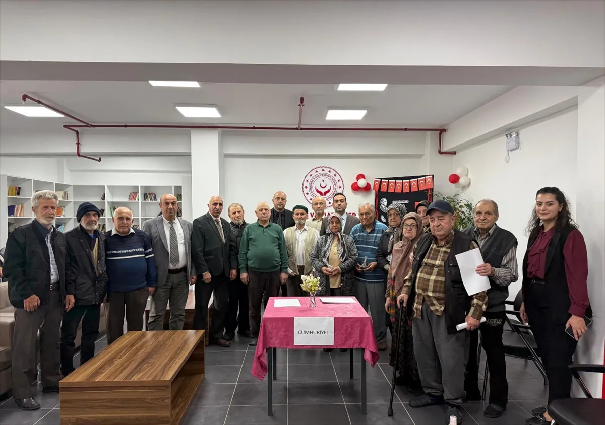 Eskişehir’de huzurevi sakinleri ve çocuklar Cumhuriyet’i kutladı