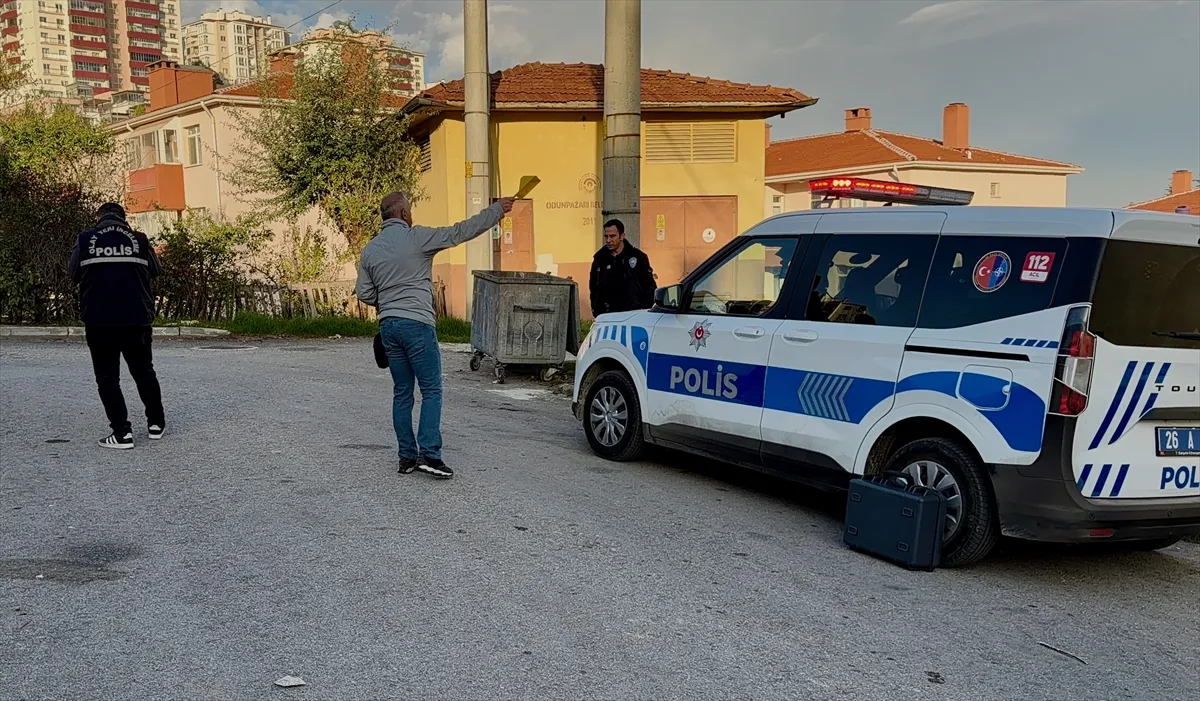 Eskişehir’de iki araçtakiler çatıştı, evin duvarına mermi isabet etti Eskişehir’de iki araçtakiler çatıştı, evin duvarına mermi isabet etti