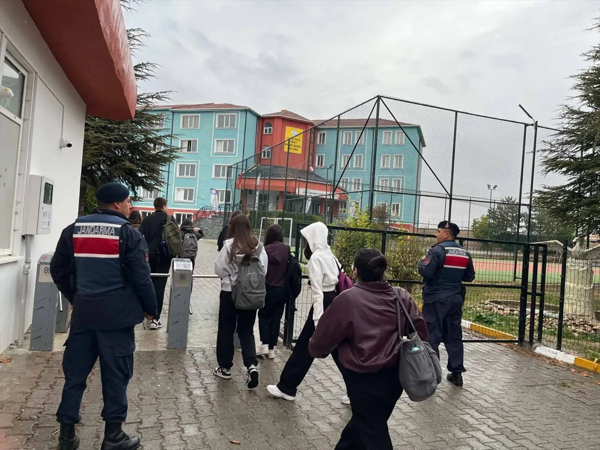 Eskişehir’de jandarma 80 okulu ve 24 servis aracını denetledi Eskişehir’de jandarma 80 okulu ve 24 servis aracını denetledi