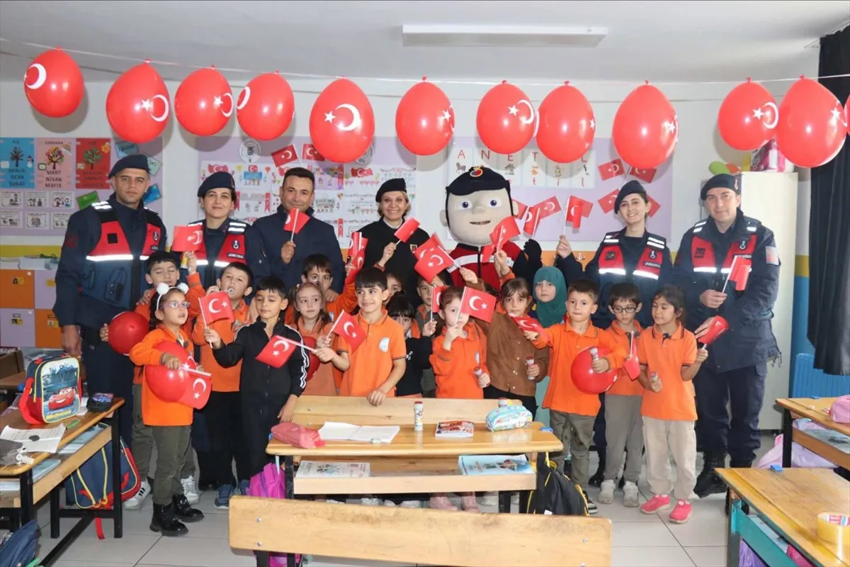 Eskişehir’de jandarmadan öğrencilere Cumhuriyet Bayramı ziyareti