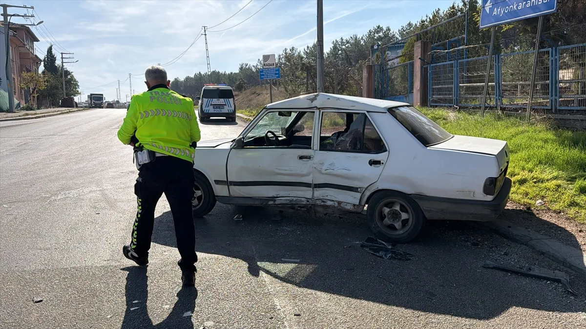 Eskişehir’de kamyon ile otomobil çarpıştı: 2 yaralı