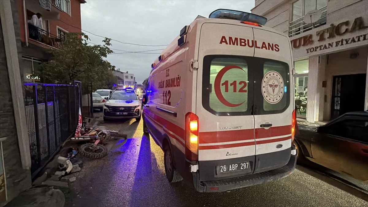Eskişehir’de polisten kaçan motosikletli başka bir polis aracına çarparak yaralandı Eskişehir’de polisten kaçan motosikletli başka bir polis aracına çarparak yaralandı