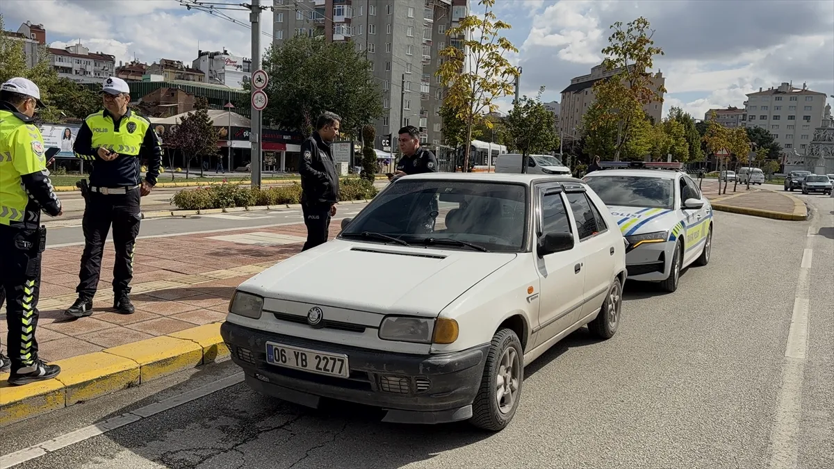 Eskişehir’de polisten kaçan şüphelilerin çantasından uyuşturucu çıktı