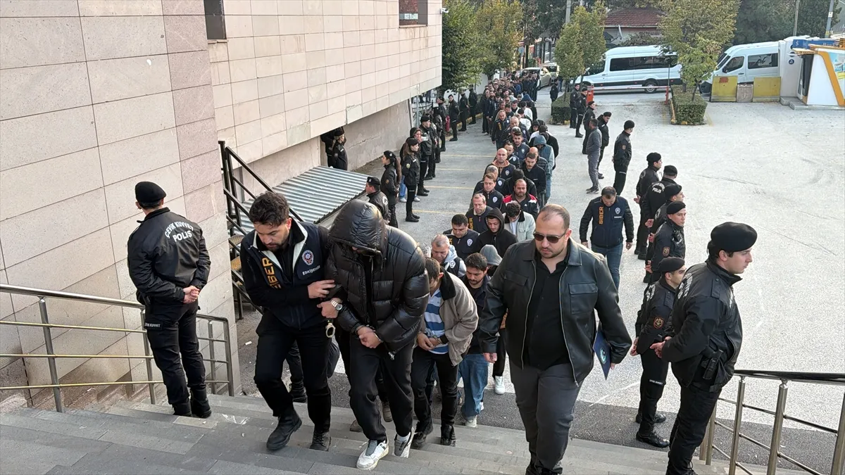 Eskişehir merkezli yasa dışı bahis operasyonunda yakalanan 86 şüpheli adliyede Eskişehir merkezli yasa dışı bahis operasyonunda yakalanan 86 şüpheli adliyede