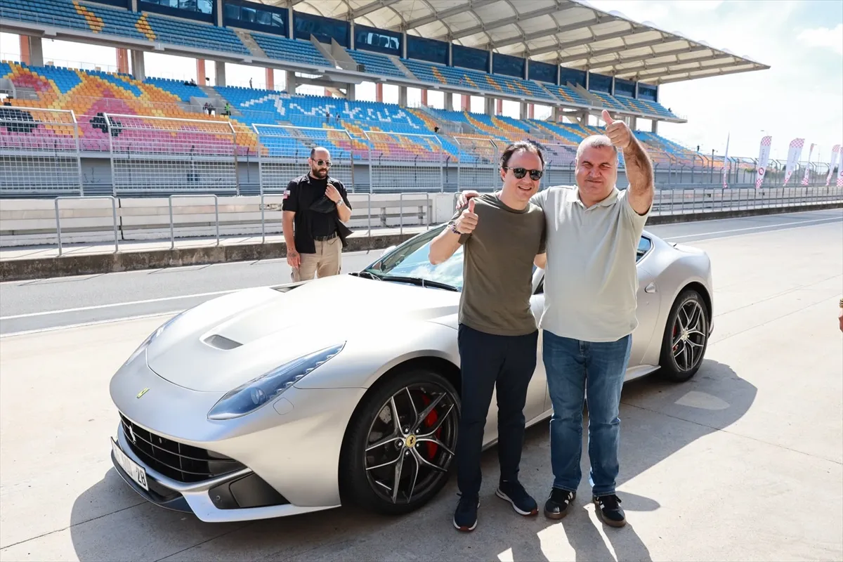 Felipe Massa, görme engelli Levent Karadöl ile İstanbul Park’ta piste çıktı Felipe Massa, görme engelli Levent Karadöl ile İstanbul Park’ta piste çıktı