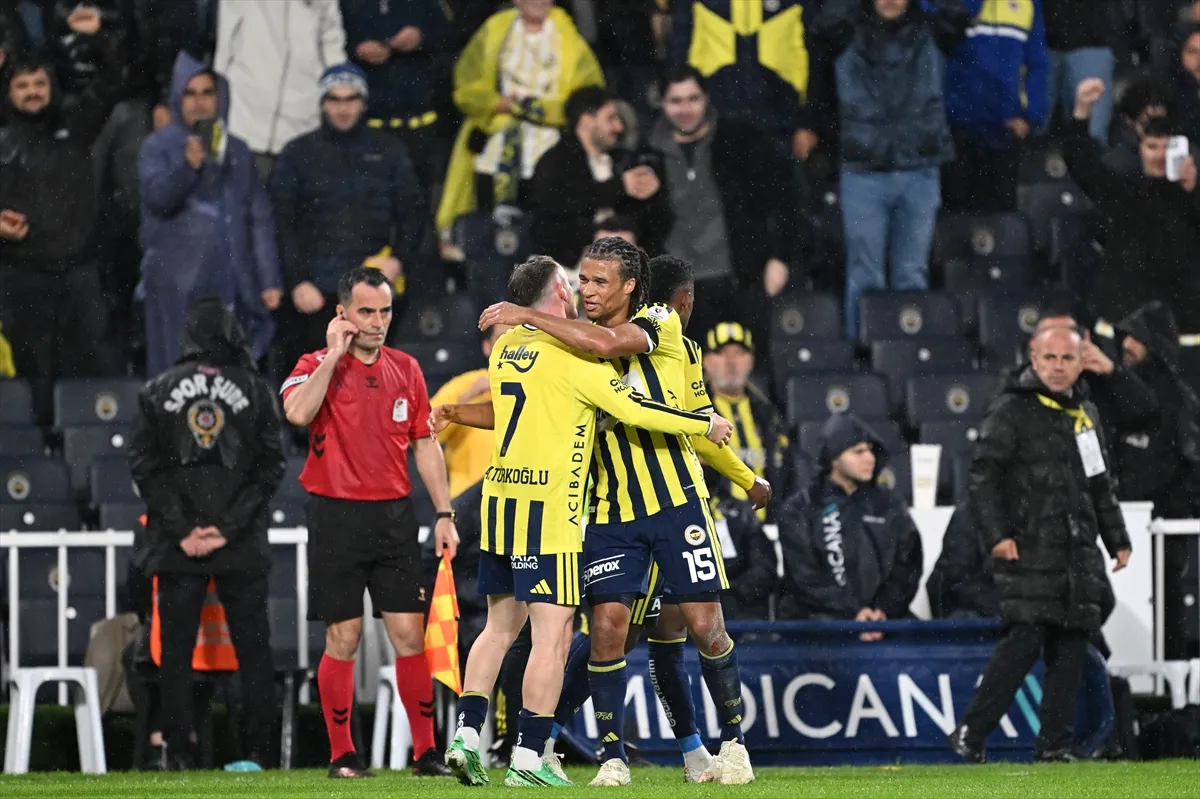 Fenerbahçe ile Corendon Alanyaspor Chobani Stadı’nda karşılaştı Fenerbahçe ile Corendon Alanyaspor Chobani Stadı’nda karşılaştı