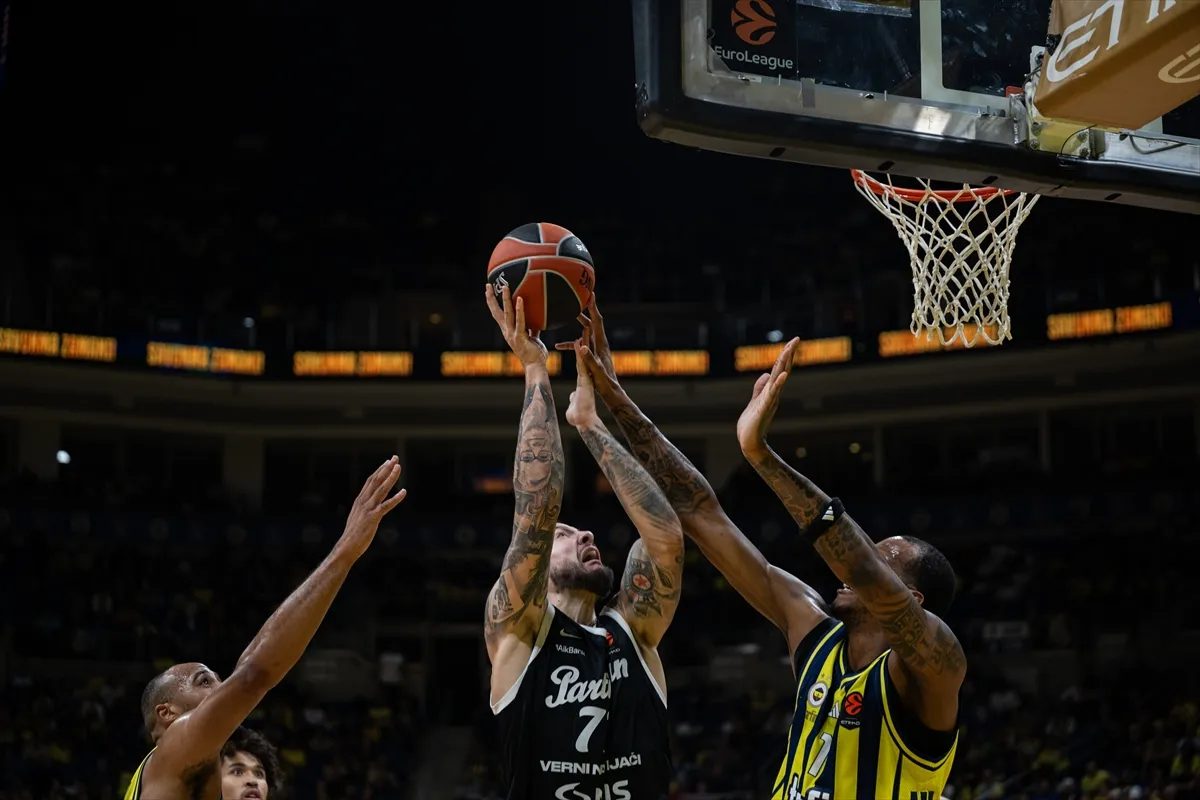 Fenerbahçe ile Partizan Ülker Salonu’nda karşı karşıya geldi 2. kare