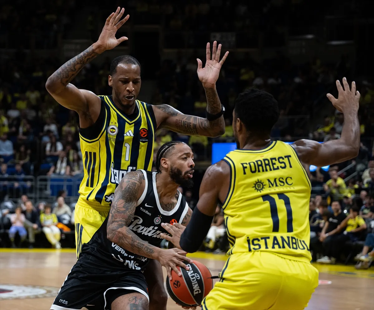 Fenerbahçe ile Partizan Ülker Salonu’nda karşı karşıya geldi 3. kare