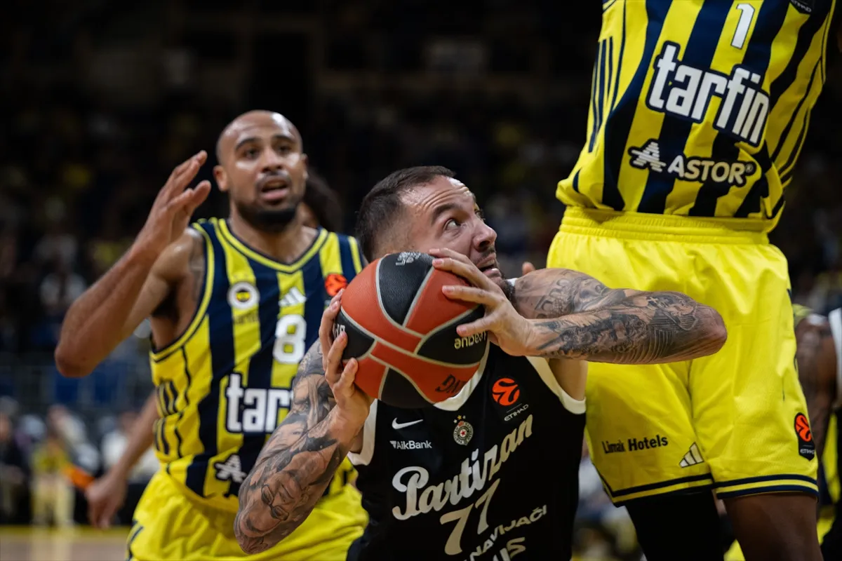 Fenerbahçe ile Partizan Ülker Salonu’nda karşı karşıya geldi 4. kare
