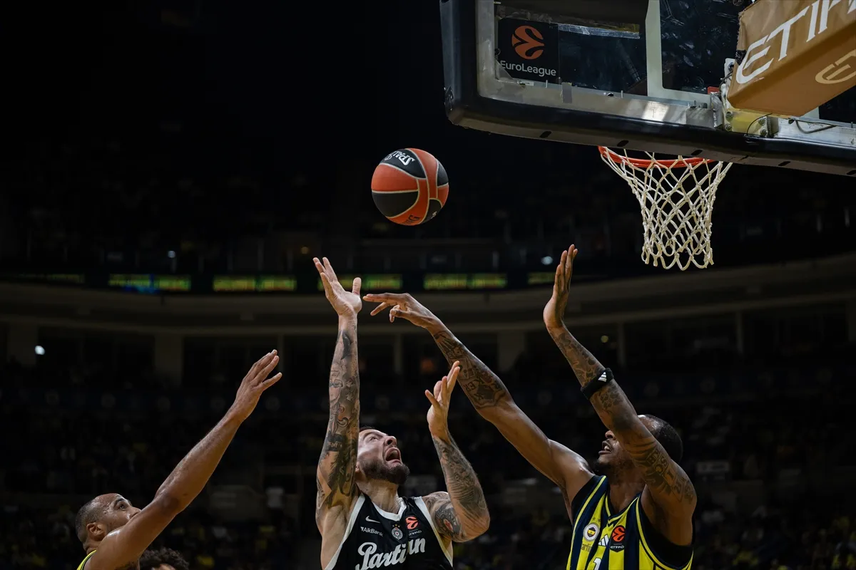 Fenerbahçe ile Partizan Ülker Salonu’nda karşı karşıya geldi 5. kare