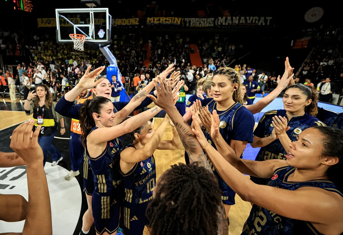 Fenerbahçe Tarfin, 2026 FIBA Kadınlar Süper Kupa’yı kaldırdı