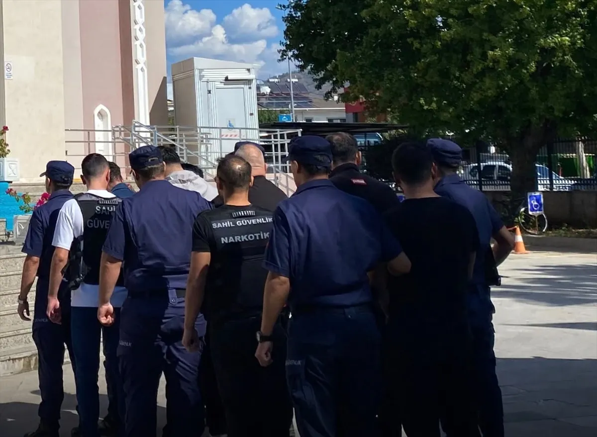 Fethiye’de göçmen kaçakçılığı yaptıkları iddiasıyla 5 zanlı tutuklandı
