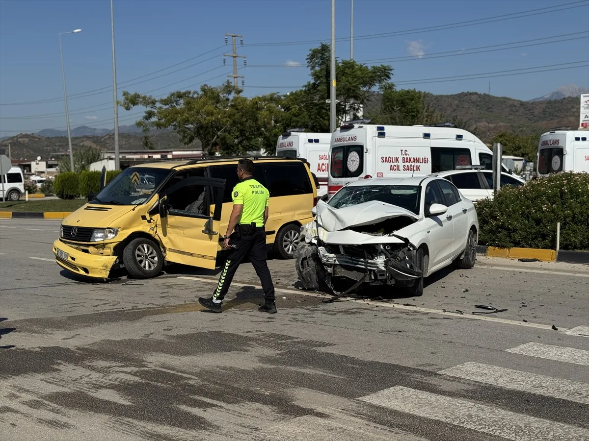 Fethiye’de otomobil ile kamyonetin çarpıştığı kazada 5 kişi yaralandı Fethiye’de otomobil ile kamyonetin çarpıştığı kazada 5 kişi yaralandı