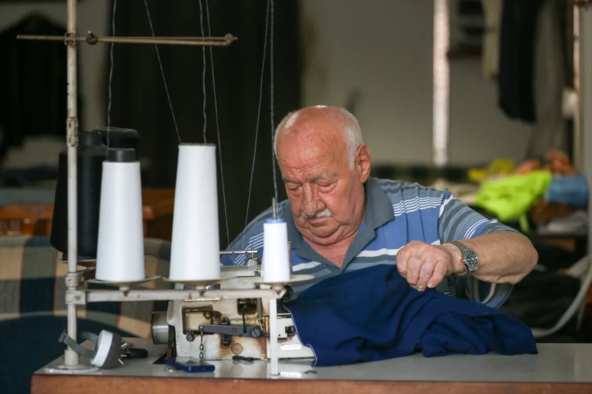 Fethiye’de Terzi Musa 54 yıldır mesleğini aşkla yapıyor Fethiye’de Terzi Musa 54 yıldır mesleğini aşkla yapıyor