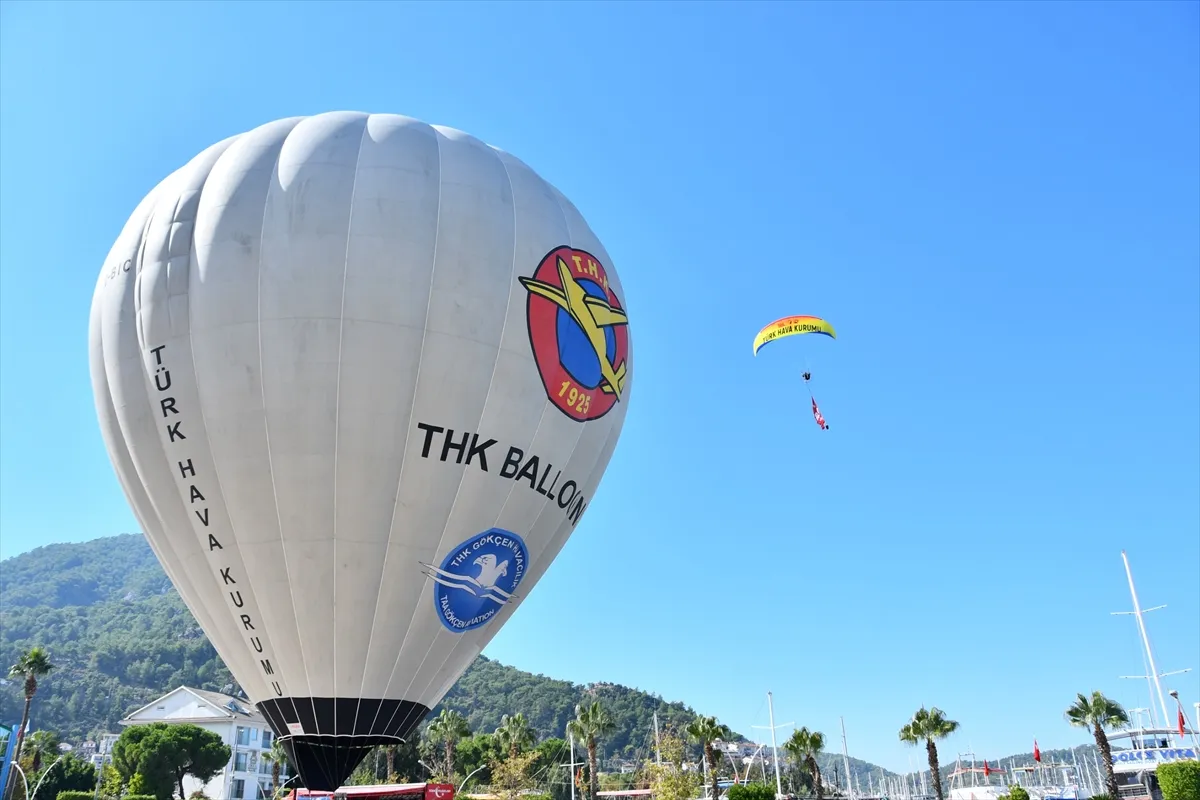 Fethiye semalarında yamaç paraşütüyle İyilik Var bayrağı dalgalandırıldı Fethiye semalarında yamaç paraşütüyle İyilik Var bayrağı dalgalandırıldı