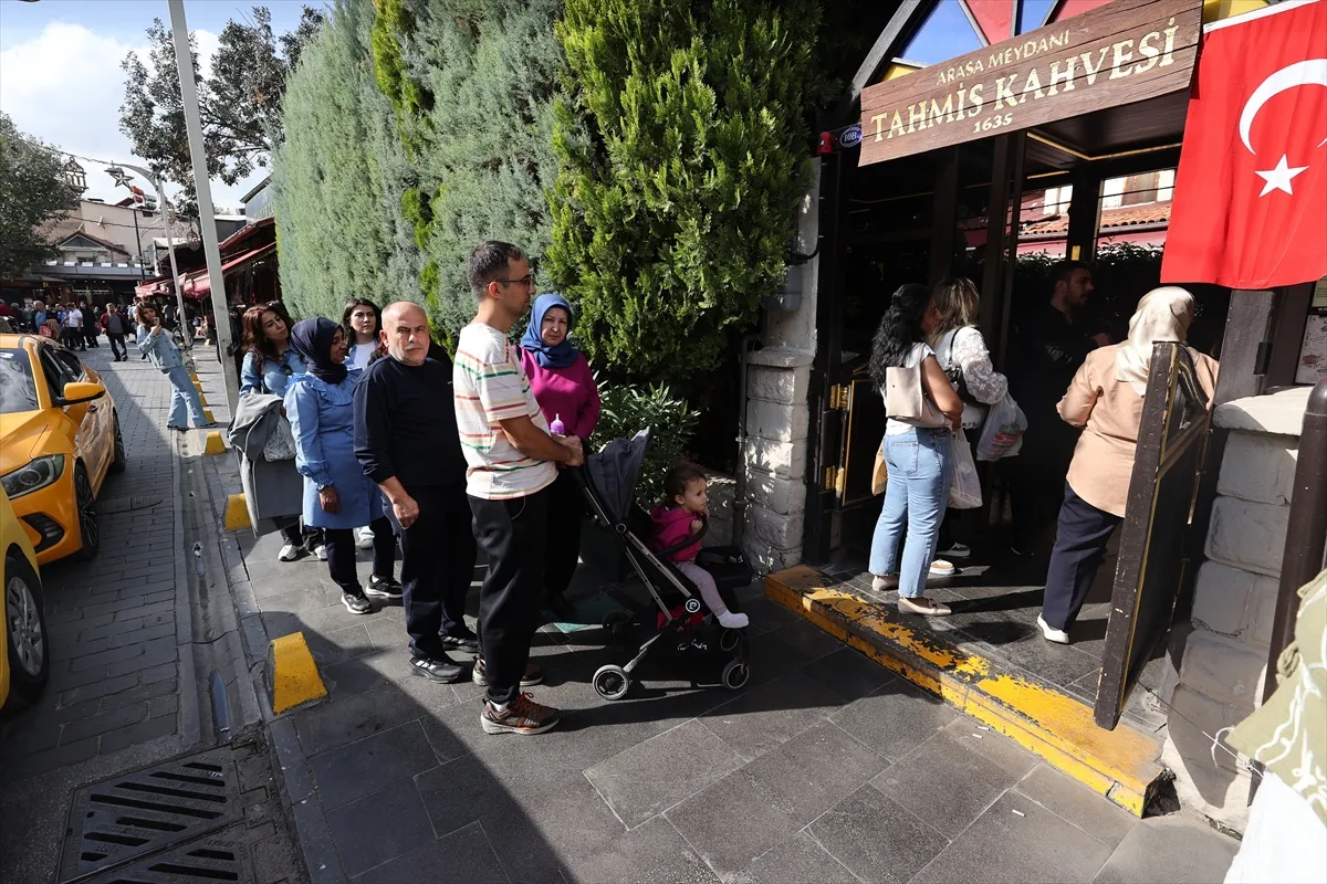 Gaziantep’te 391 yıllık kahvehanede menengiç kahvesi kuyruğu Gaziantep’te 391 yıllık kahvehanede menengiç kahvesi kuyruğu