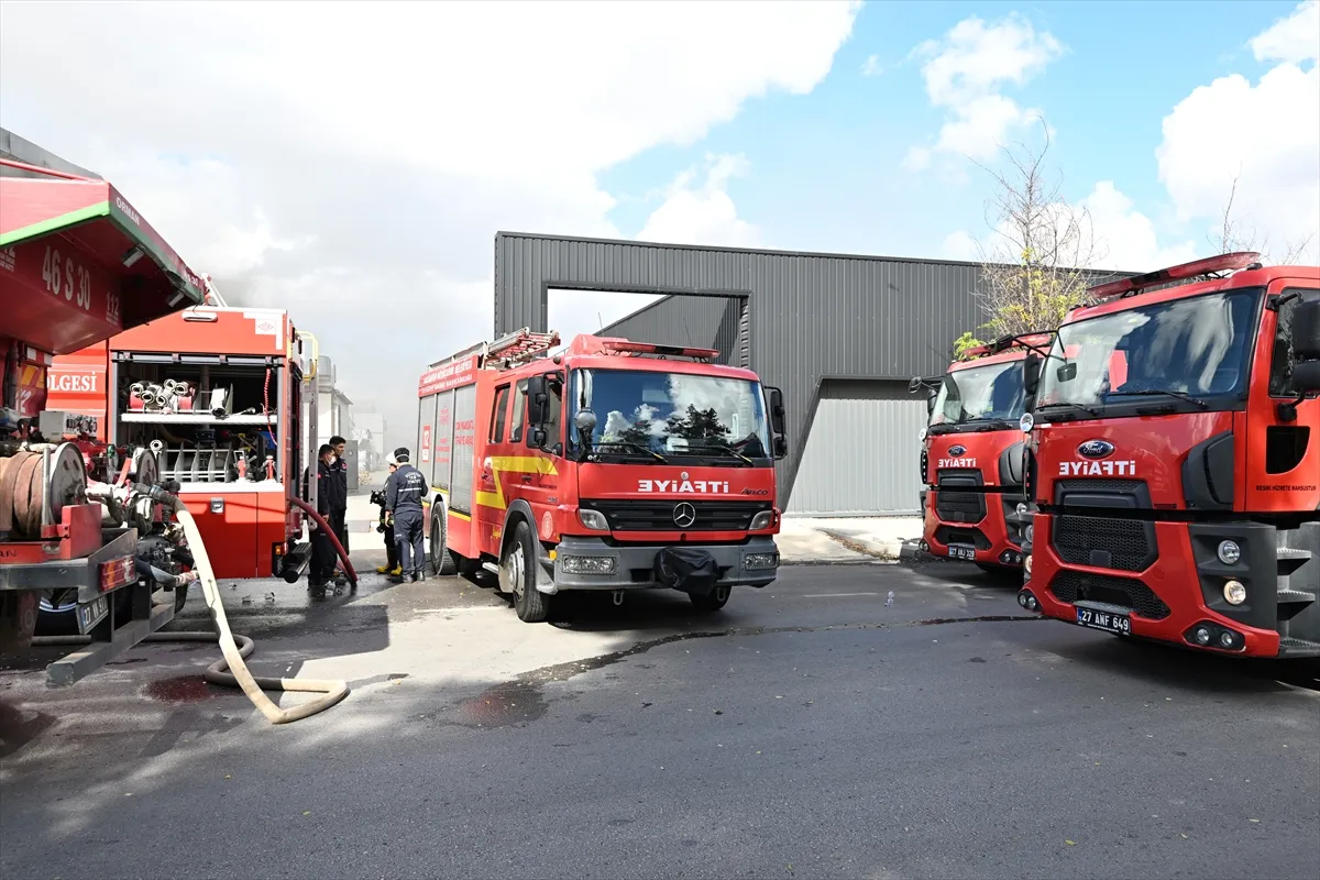 Gaziantep’te iplik fabrikasında çıkan yangına müdahale ediliyor