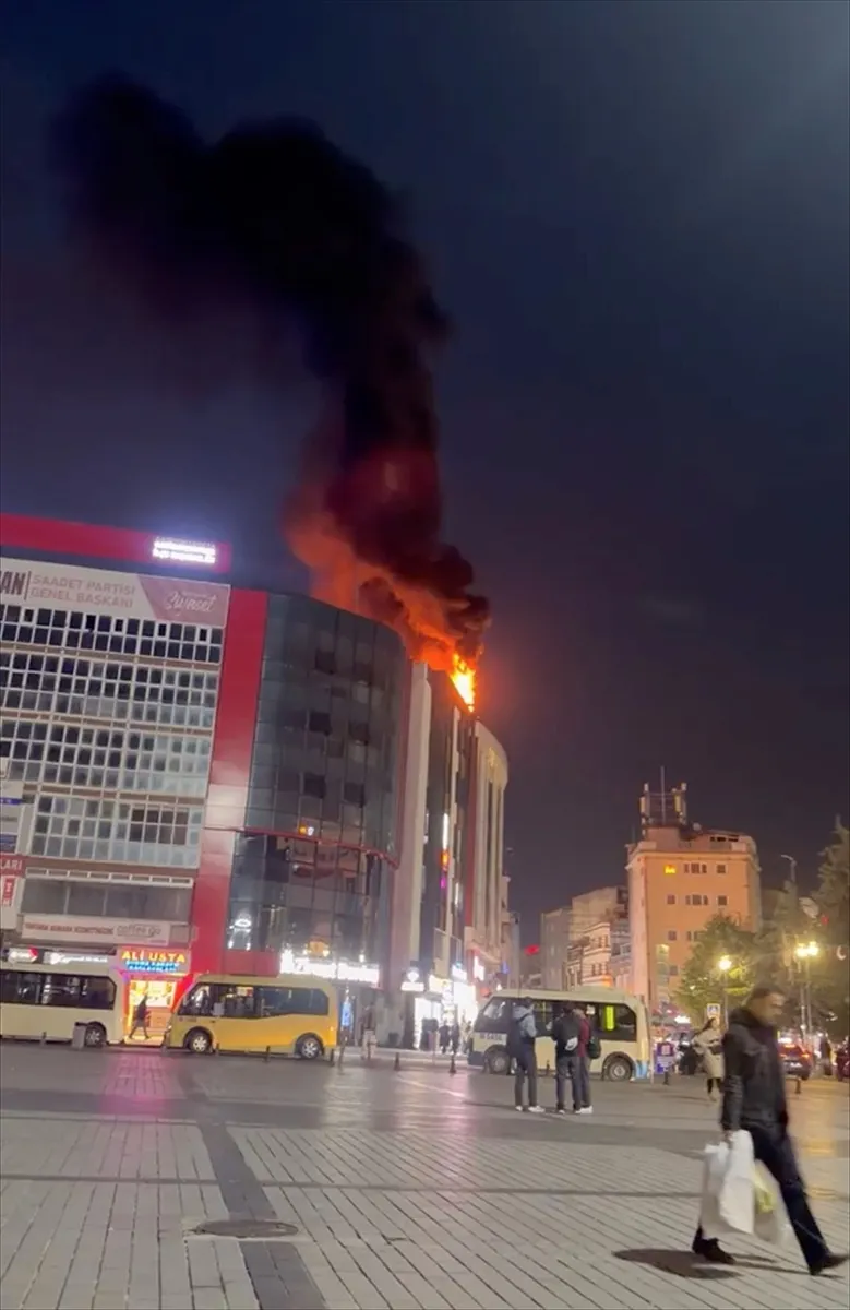 Gaziosmanpaşa’da alışveriş merkezinin çatısında çıkan yangın söndürüldü