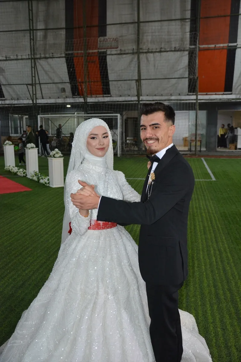 Giresun’da evlenen çifte bir çuval fındık hediye edildi Giresun’da evlenen çifte bir çuval fındık hediye edildi