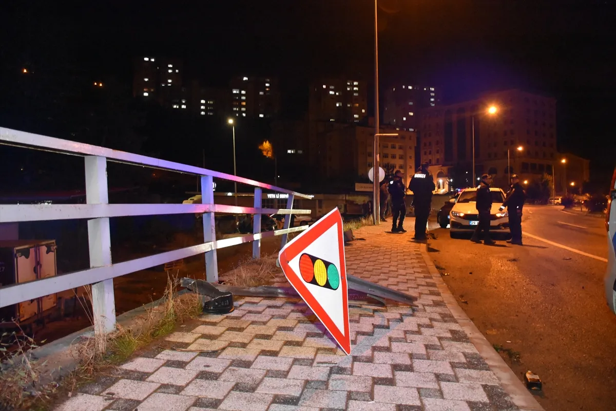 Gümüşhane’de otomobilin yayaya çarpıp devrilmesi sonucu 4 kişi yaralandı