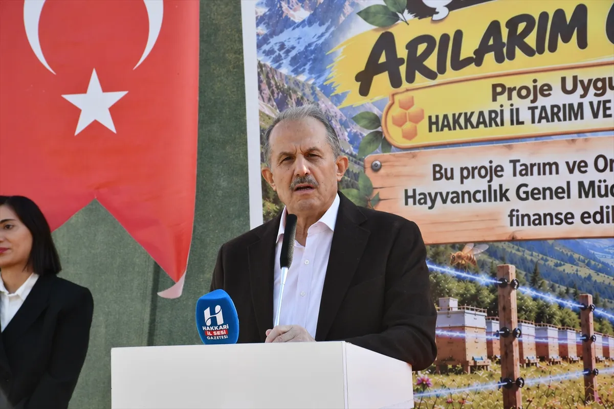 Hakkari’de arıcılara elektrikli tel çit desteği Hakkari’de arıcılara elektrikli tel çit desteği