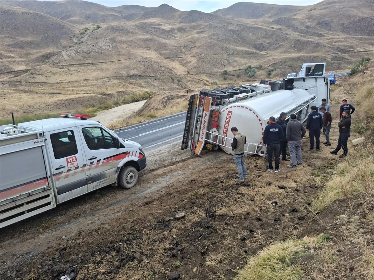 Hakkari’de devrilen akaryakıt tankerinin sürücüsü yaralandı Hakkari’de devrilen akaryakıt tankerinin sürücüsü yaralandı