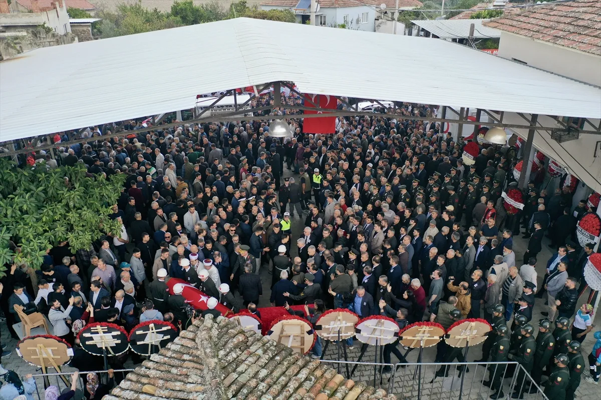 Hakkari’de şehit olan Yusuf Sait Ünlü, Aydın’da toprağa verildi Hakkari’de şehit olan Yusuf Sait Ünlü, Aydın’da toprağa verildi