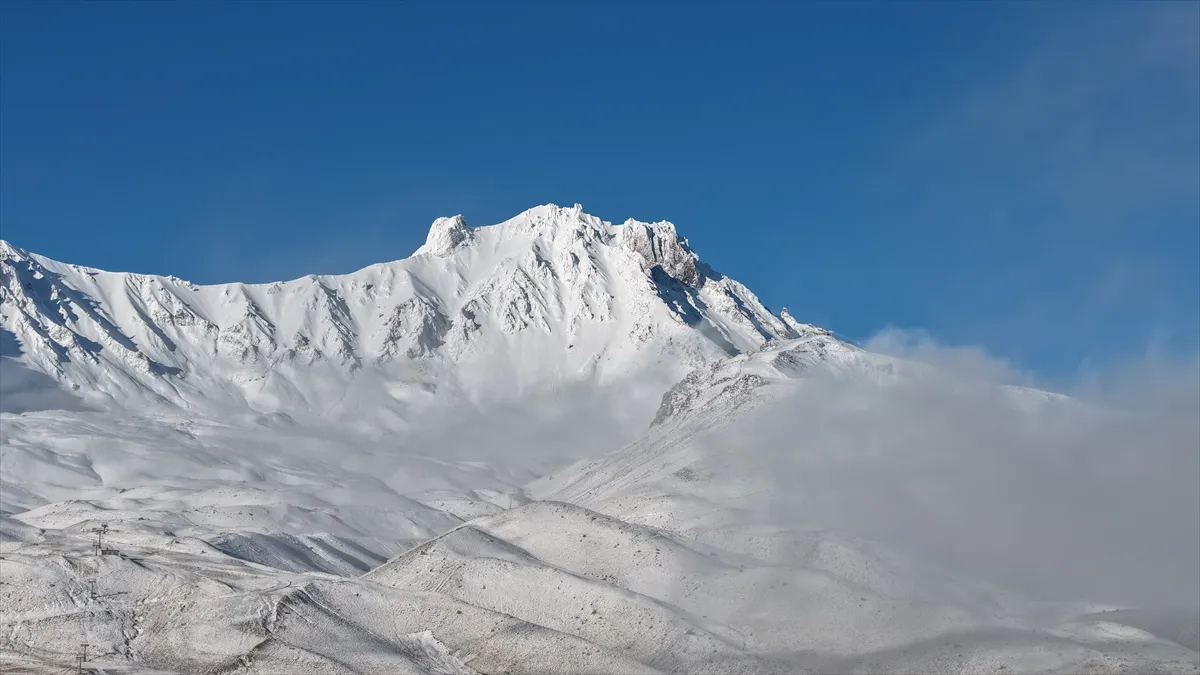 İç Anadolu’nun zirvesi Erciyes Dağı’nda kar yağışı etkili oldu İç Anadolu’nun zirvesi Erciyes Dağı’nda kar yağışı etkili oldu