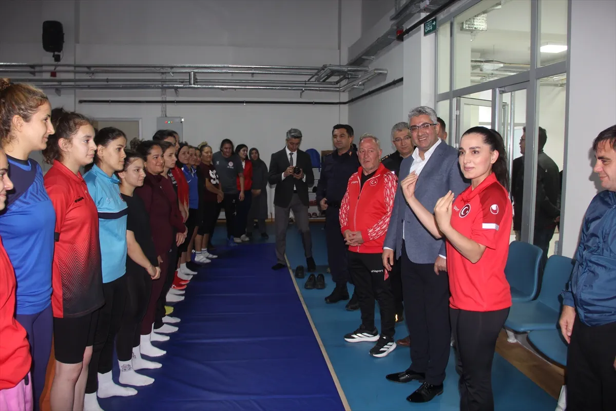 İşitme Engelli Kadın Güreş Milli Takımı, Avrupa Şampiyonası’na Sivas’ta hazırlanıyor